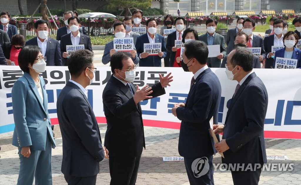 국민의힘 비상의원총회 찾은 유영민 대통령 비서실장