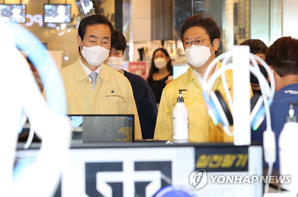 PC방 방역 현장 점검 나선 황희 장관과 문석진 구청장