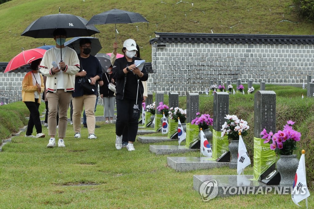′우중 참배′…광주 5.18 민주묘지 찾은 시민들 