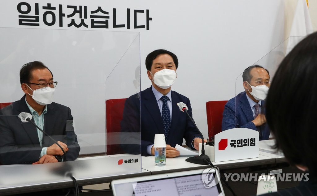 기자간담회하는 김기현
