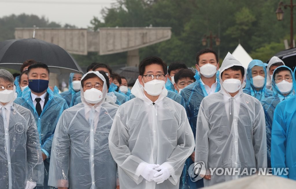 5·18 민주묘지 참배하는 양승조 충남지사