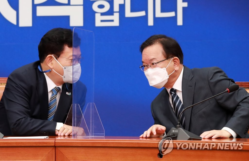 대화나누는 김부겸 총리와 송영길 대표