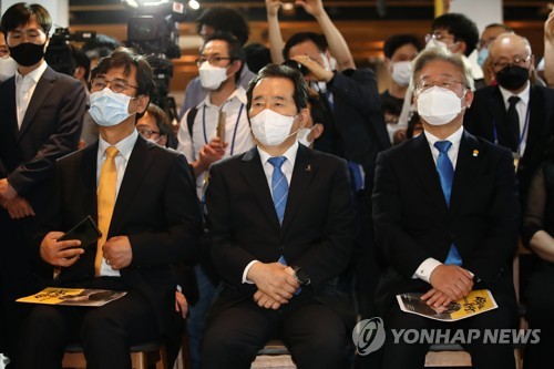 노무현 서거 12주기 추모전시 참석한 유시민·정세균·이재명