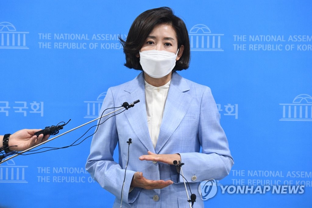 취재진 질문에 답하는 나경원