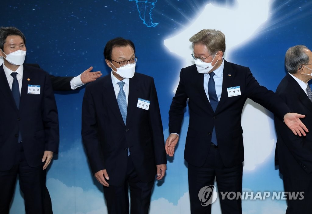 이해찬 안내하는 이재명과 이인영