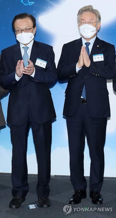 나란히 선 이재명과 이해찬