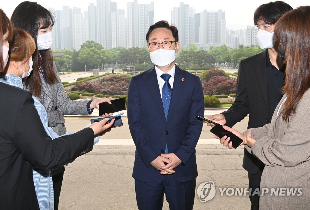 답변하는 박범계 법무부 장관