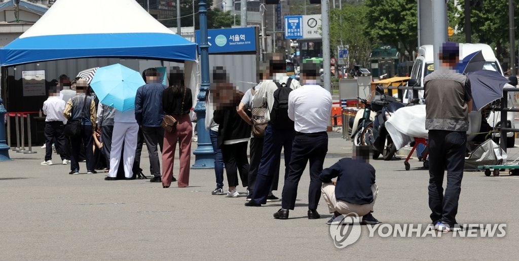 코로나19 검사 위해 줄 선 시민들