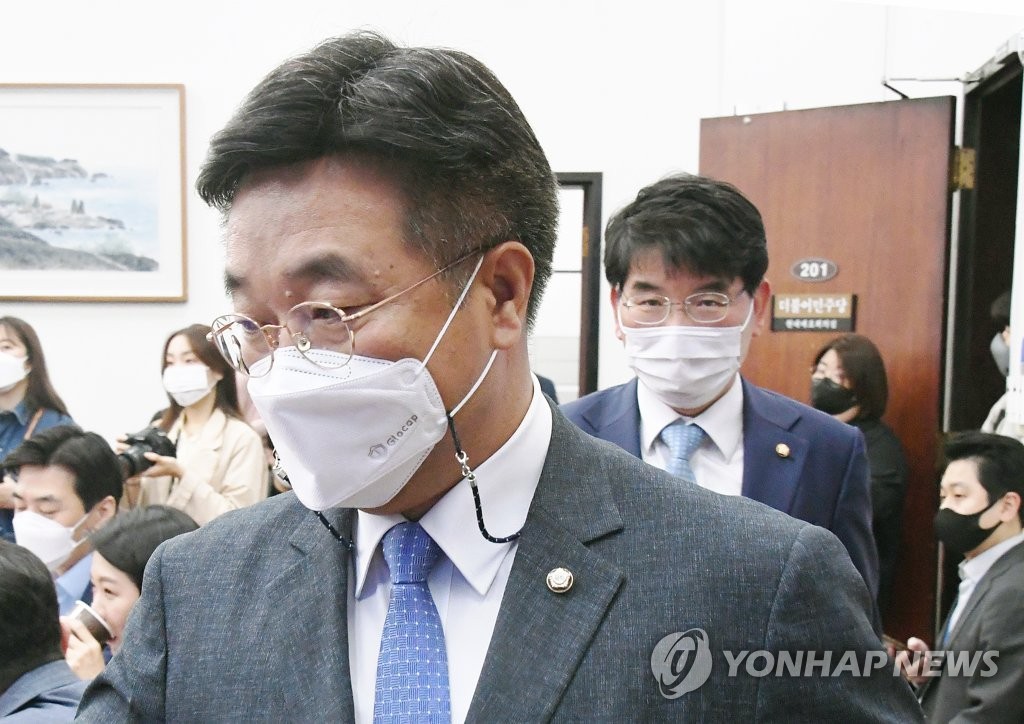 원내대책회의 참석하는 윤호중과 박완주