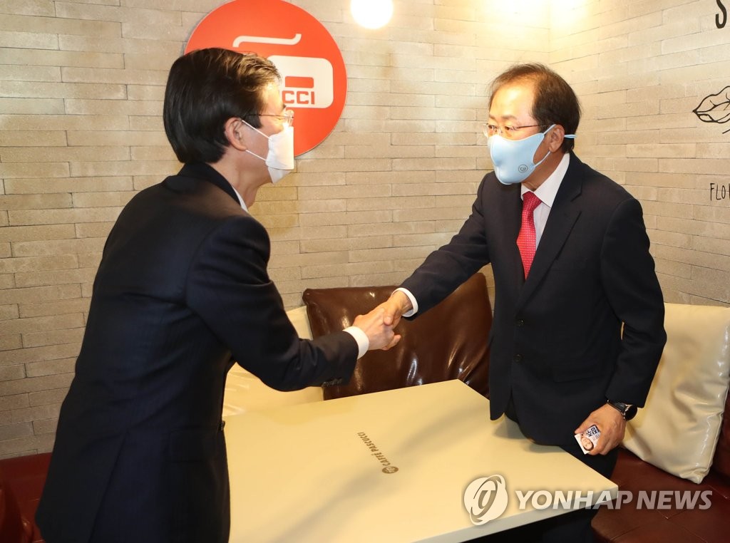 악수하는 조경태와 홍준표