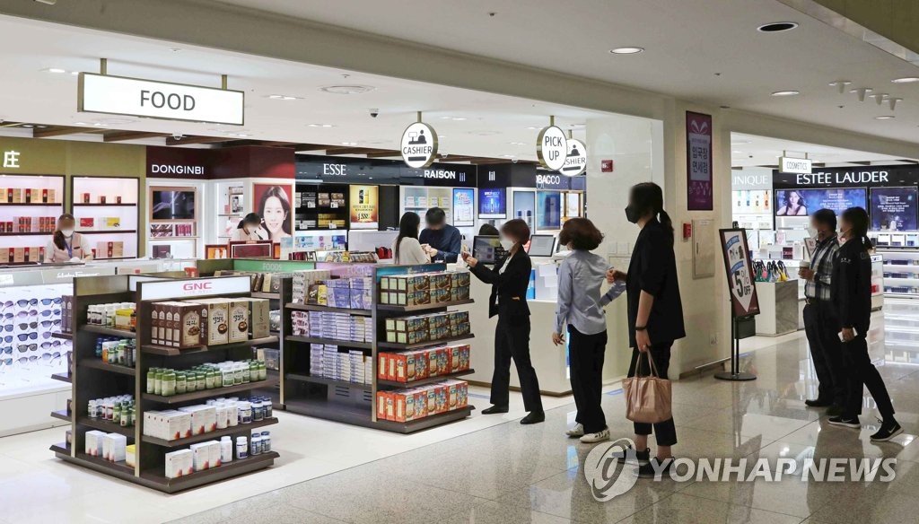 인천공항 입국장면세점 찾은 이용객들