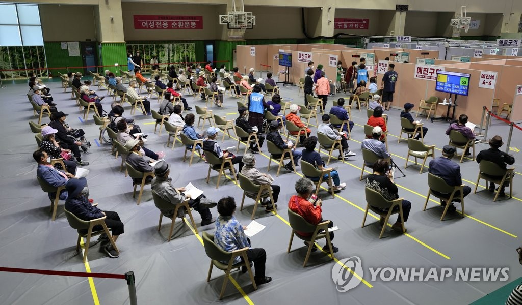 Des personnes attendent de se faire vacciner un vaccin contre le nouveau coronavirus (Covid-19) dans un centre de vaccination. (Photo d'archives Yonhap)