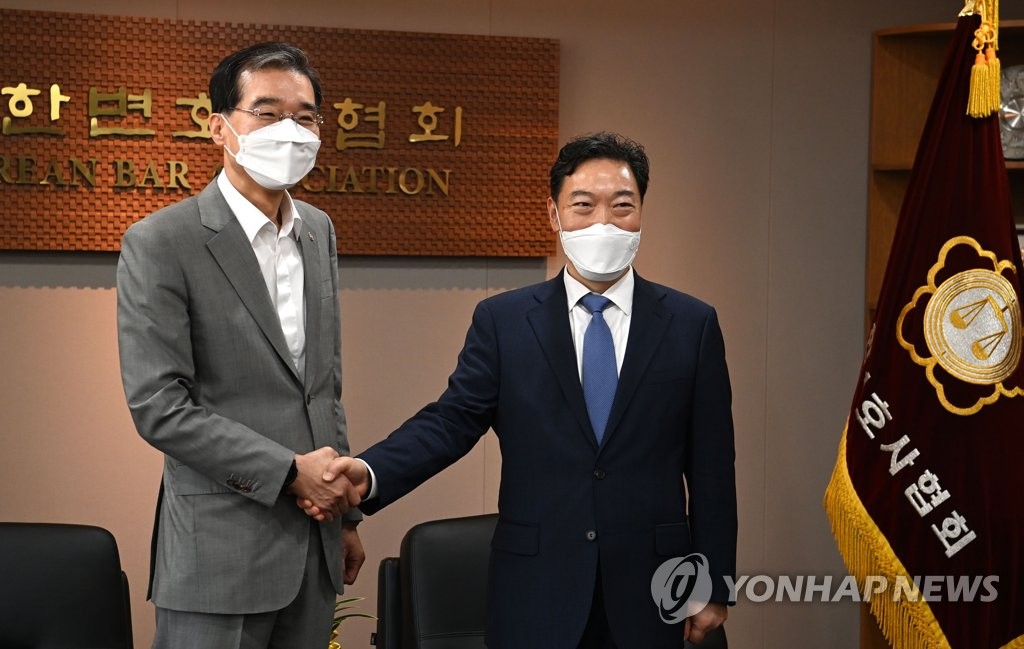 악수하는 김오수 검찰총장과 이종엽 대한변협회장