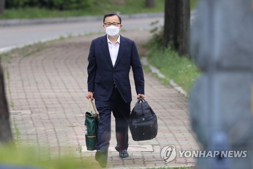 구치소에서 나오는 김학의 전 차관