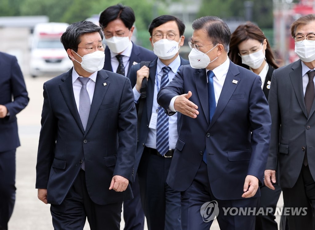 전해철 장관과 대화하는 문재인 대통령
