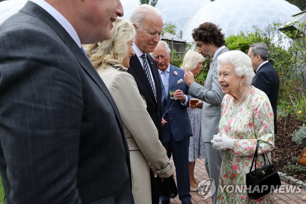 바이든 미국 대통령 부부와 대화하는 영국 여왕