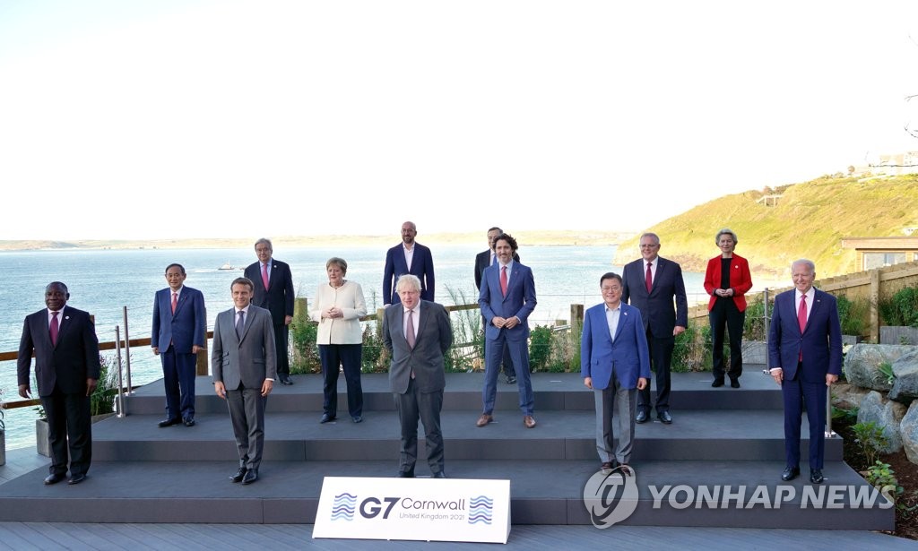 문대통령, G7 정상들과 '노마스크' 만남…바이든 옆에서 '찰칵'