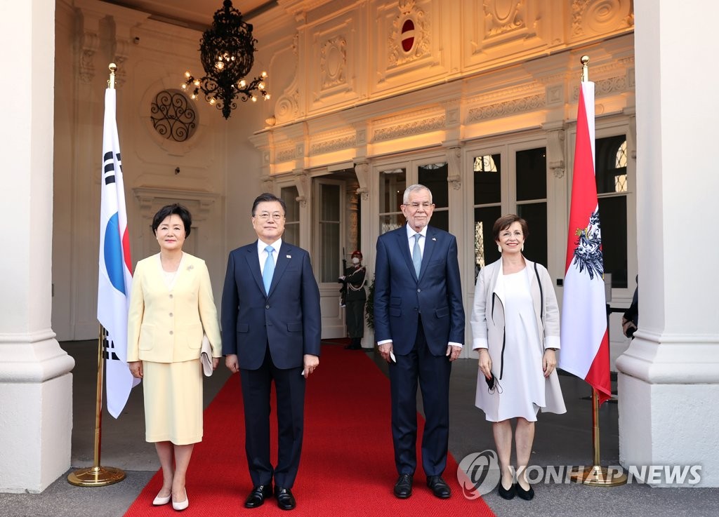 South Korean President Moon Jae-in (2nd from L) and his Austrian counterpart Alexander Van der Bellen pose for a commemorative photo at the Hofburg Palace in Vienna on June 14, 2021, along with their wives -- Kim Jung-sook (L) and Doris Schmidauer. (Yonhap)
