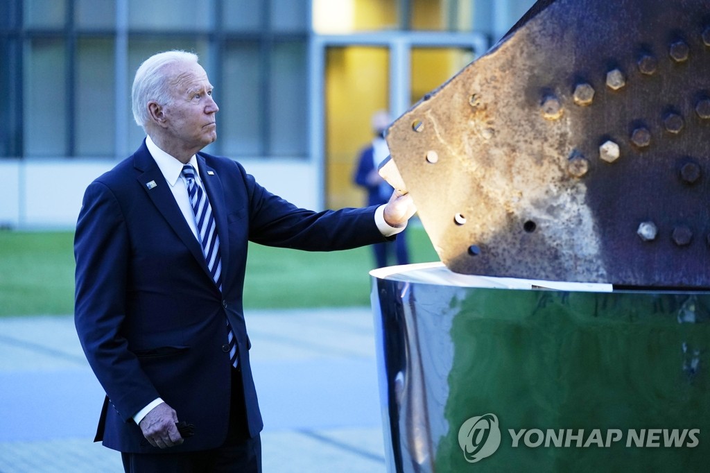 나토 본부 9ㆍ11 테러 추모비 매만지는 바이든
