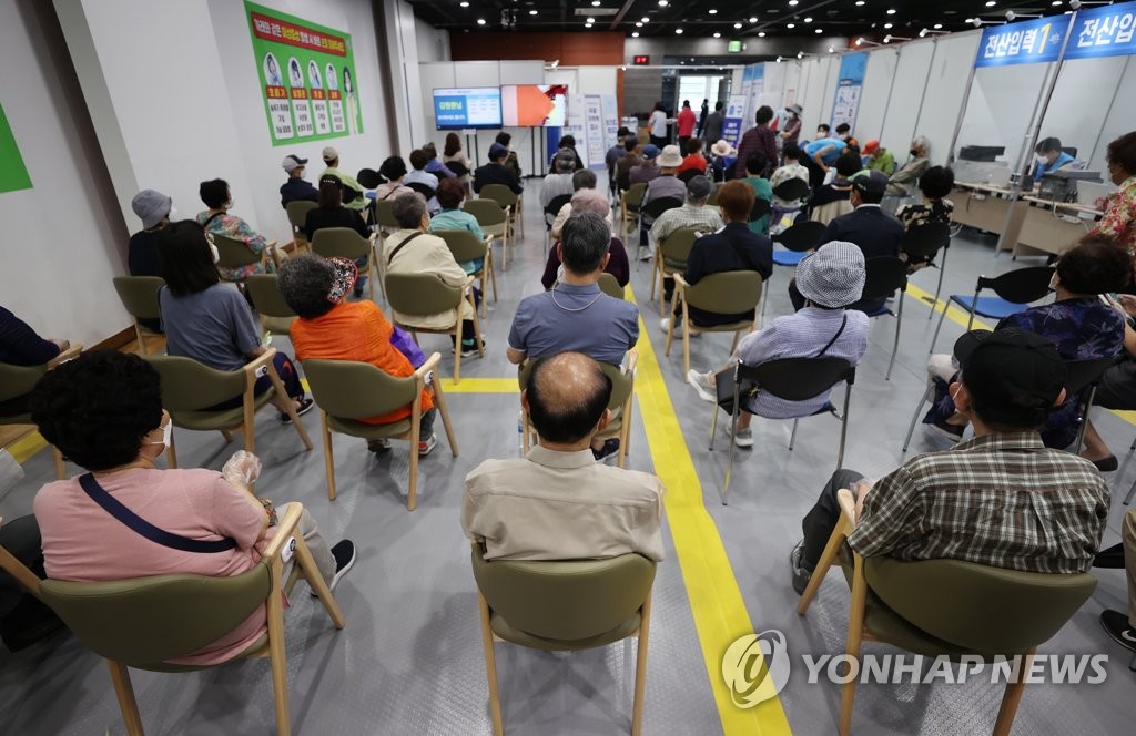 People are monitored for adverse symptoms after receiving COVID-19 vaccine shots at a vaccination center in southwestern Seoul on June 17, 2021. (Yonhap)