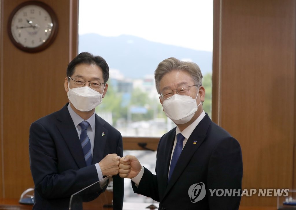 주먹인사하는 김경수 경남도지사와 이재명 경기도지사