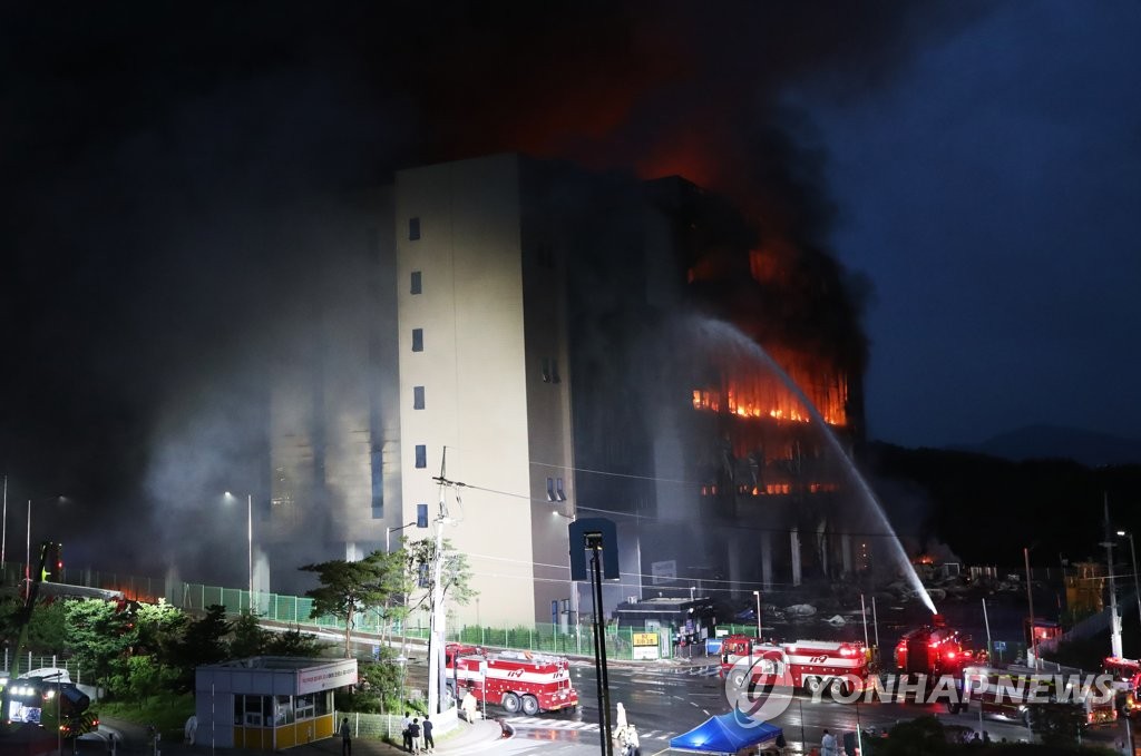 Firefighters try to put out a fire at a Coupang distribution center in Icheon, some 80 kilometers south of Seoul, on June 17, 2021. (Yonhap)