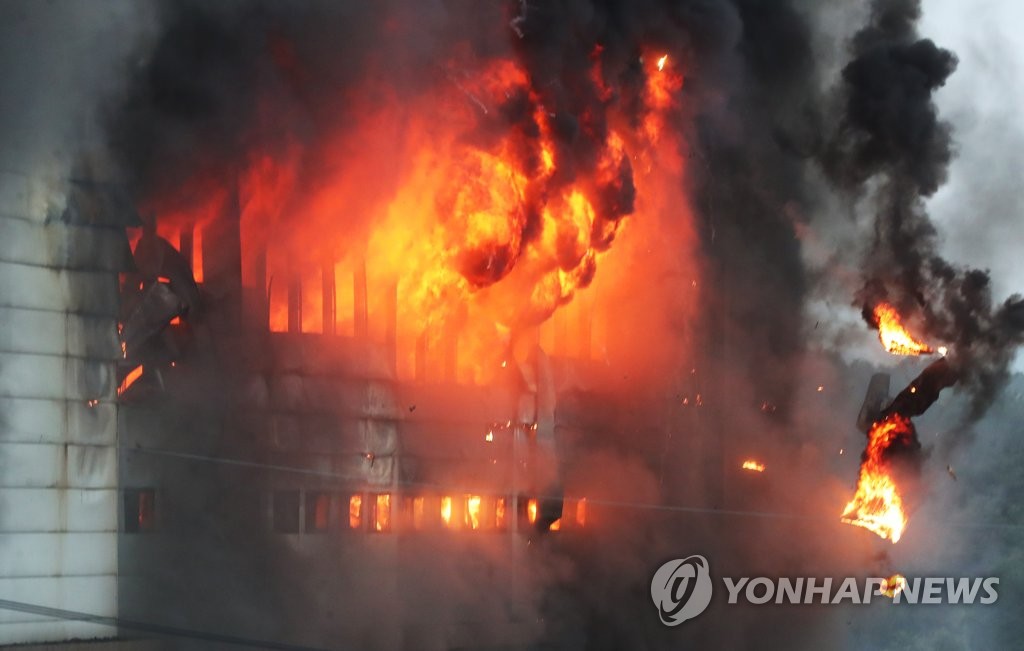 A fire engulfs a Coupang distribution center in Icheon, some 80 kilometers south of Seoul, on June 17, 2021. (Yonhap)