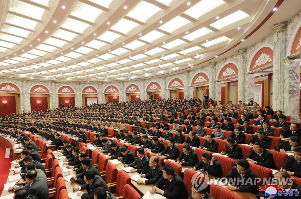 북한, 노동당 전원회의 3일째 이어가…메모하는 참석자들