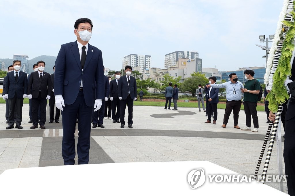 전남 찾은 민주당, '김대중 동상' 참배