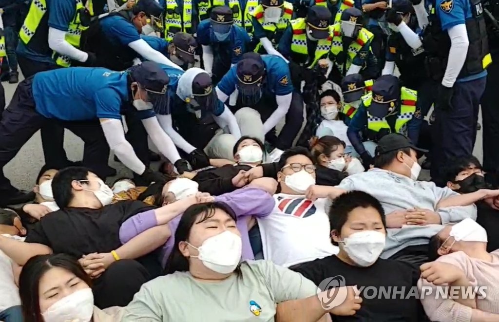 사드기지 입구서 반대 측-경찰 대치
