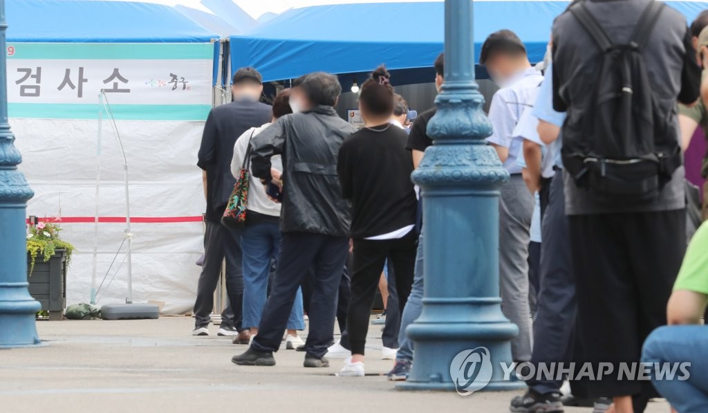Citizens wait in line to receive COVID-19 tests at a makeshift virus testing clinic in Seoul on June 22, 2021. (Yonhap)