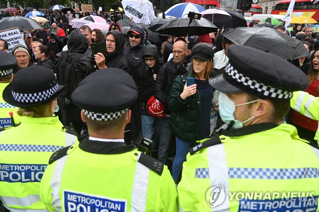 경찰과 대치하는 '코로나 봉쇄' 항의 영국 시위대
