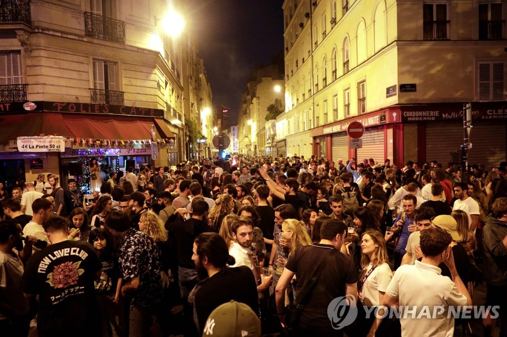'노 마스크'로 여름 음악축제 즐기는 파리 시민들