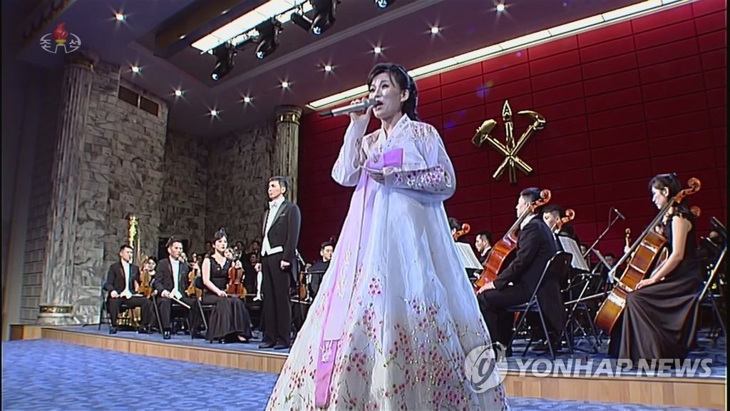 북한 나흘에 걸친 노동당 전원회의 마치고 국무위원회 연주단 공연