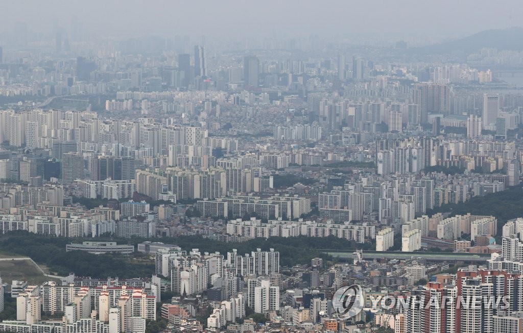 남한산성에서 내려다 본 서울 송파·강남 일대 아파트 단지·빌딩숲