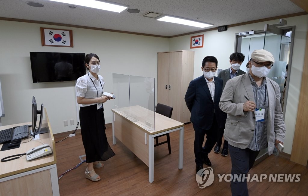 박지원 국정원장, 북한이탈주민보호센터 방문