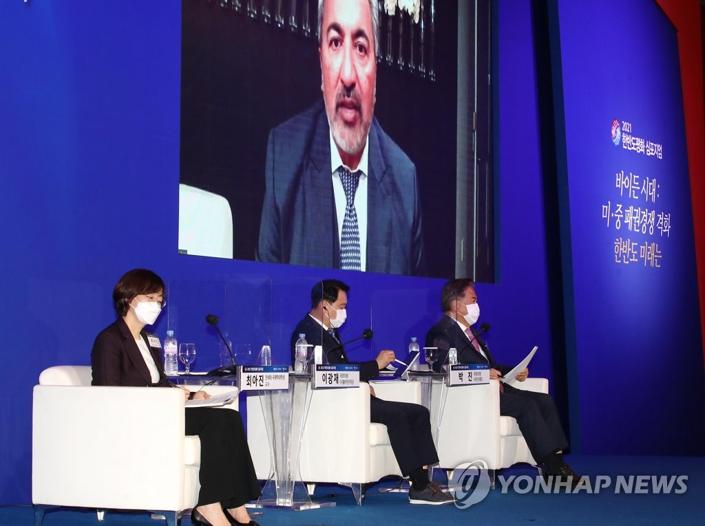 화상통화로 발표하는 아미 베라 미 하원 아시아태평양소위원장