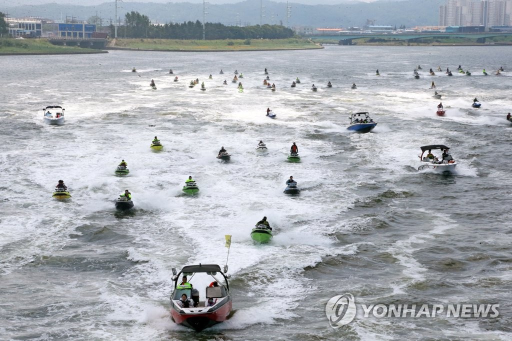 수상오토바이 단체로 출발