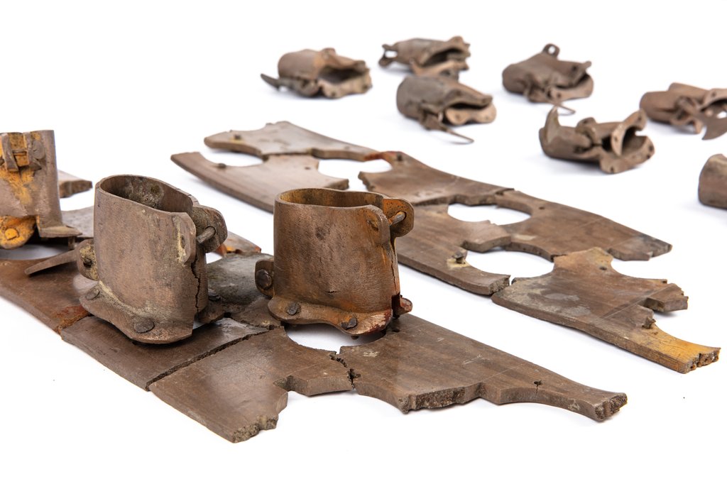 Ci-dessus, des pièces d'horloges astronomique et hydraulique de la dynastie Joseon (1392-1910) qui étaient enterrées à Insadong, dans le centre de Séoul, selon l'Administration du patrimoine culturel coréen (CHA) le mardi 29 juin 2021. (Photo fournie par la CHA. Revente et archivage interdits)