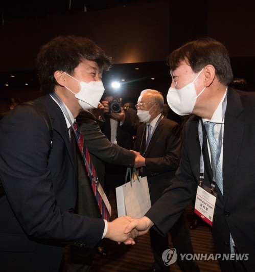 인사하는 윤석열 전 검찰총장과 국민의힘 이준석 당 대표
