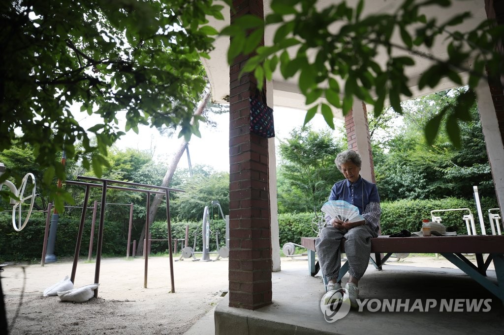 서울 삼청공원에서 백신 접종을 완료한 한 어르신이 마스크를 벗고 휴식을 취하고 있다. 2021.7.1 [연합뉴스 자료사진]