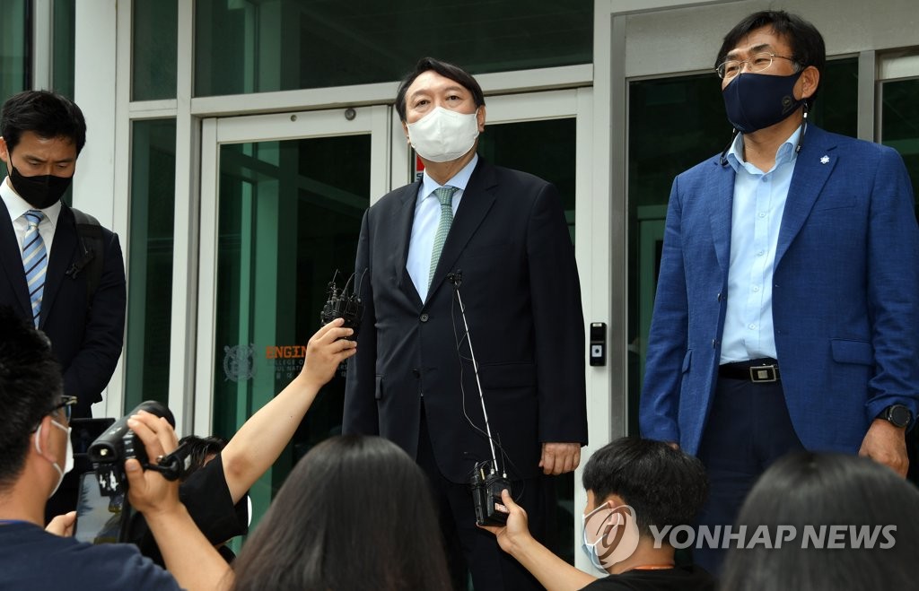 Presidential hopeful opposes gov't's nuke policy Presidential hopeful opposes gov't's nuke policy