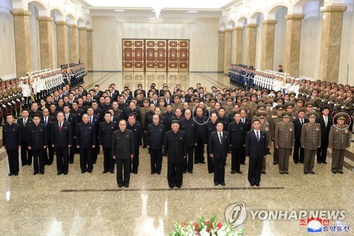 (2ª AMPLIACIÓN) El líder norcoreano visita un mausoleo para conmemorar el aniversario del fallecimiento de su abuelo
