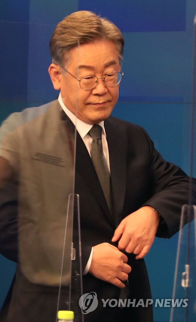 민주당 예비후보 4차 TV토론회 참석하는 이재명