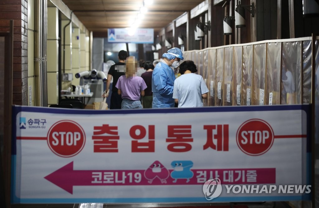 밤에도 계속되는 코로나 검사