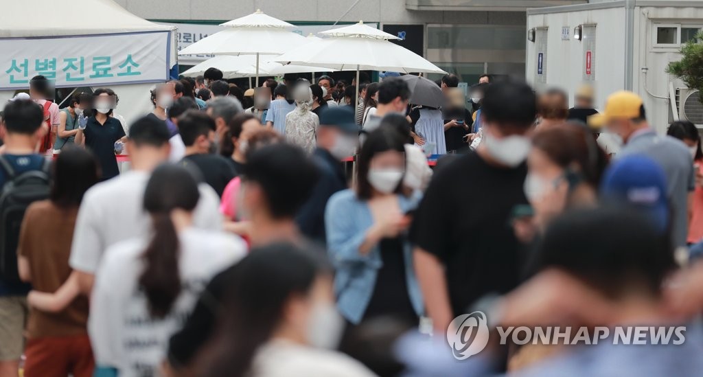 아침부터 붐비는 선별진료소