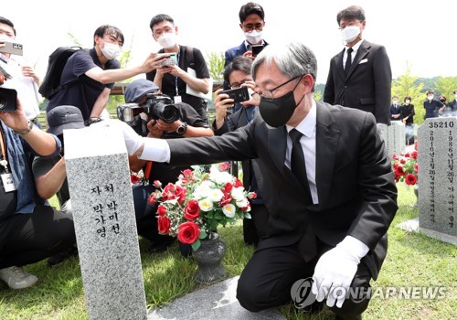 전사자 묘비 어루만지는 최재형