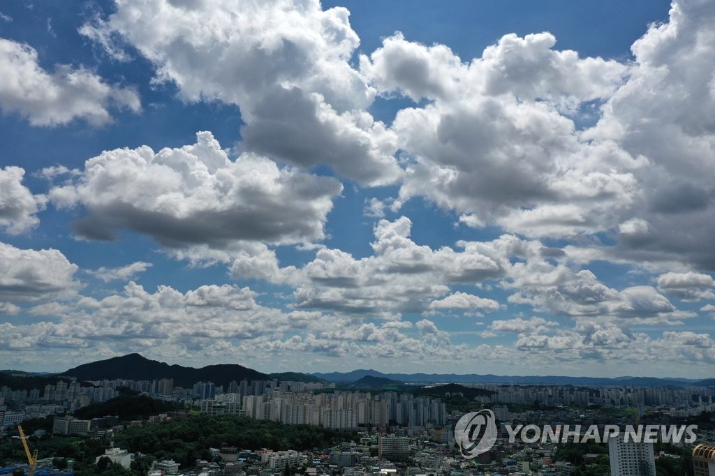 하늘에 가득한 뭉게구름