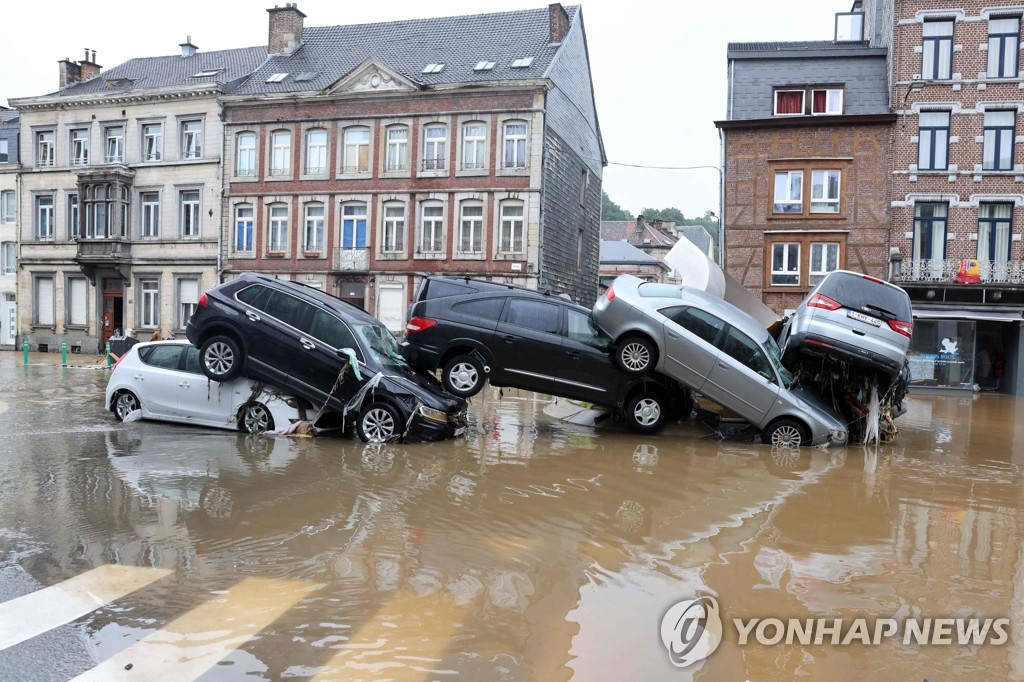 벨기에 홍수 피해지역 차량