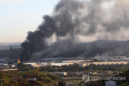 남아공 소요 발생 지역서 불타는 건물